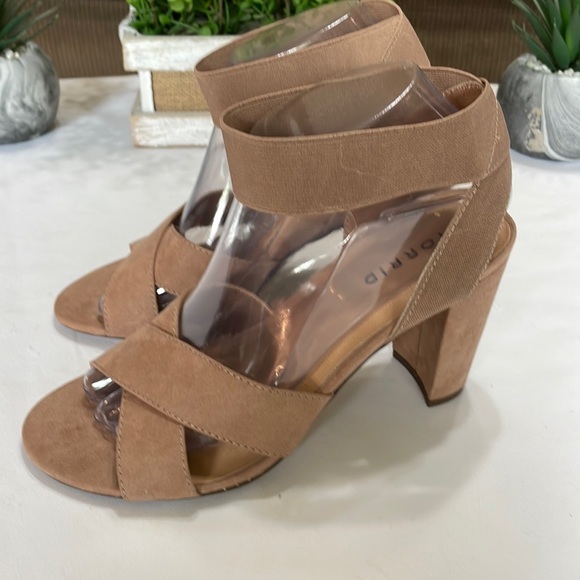 Torrid women’s chunk heel sandals. Tan. Size 7W - Picture 2 of 9